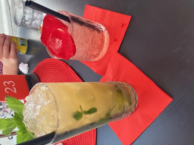 Cocktails op een terras in Argegno